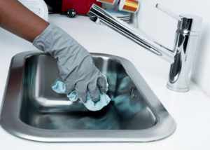 cleaning a kitchen sink