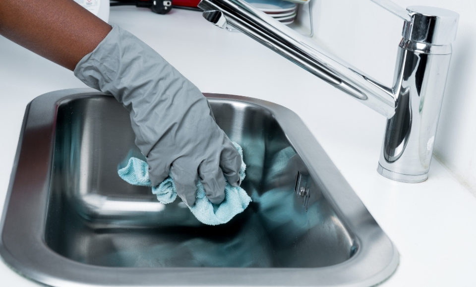 cleaning a kitchen sink